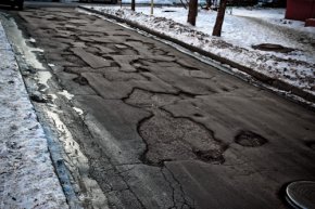 Повреждение автомобиля на плохой дороге обошлось эксплуатирующей компании почти в 100 тысяч рублей