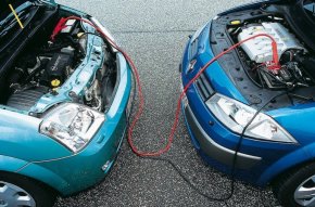Как завести автомобиль, если аккумулятор разрядился полностью?