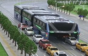 В Китае показан уникальный автобус портального типа